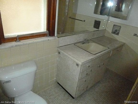 5th image of 1133 Beaconsfield Ave #1135