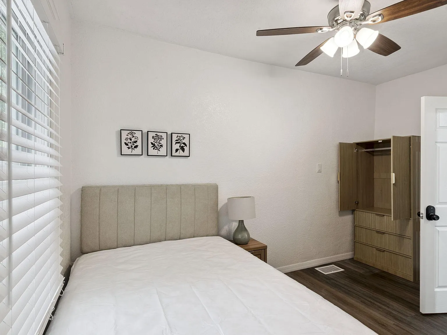4 bed, 2.0 bath, 2540 sqft, $966 — Photo 4