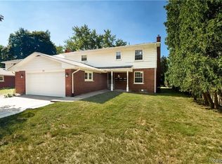 215 Woodsboro Dr, Royal Oak, MI 48067