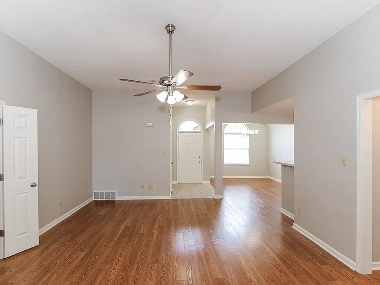 1262 Breezy Valley Dr — Photo 4