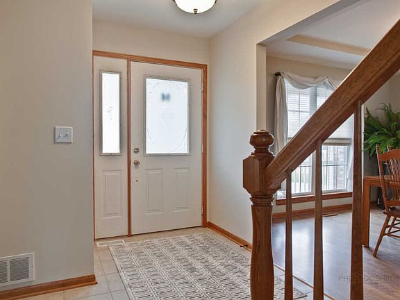 3rd image of 526 Tulip Cir