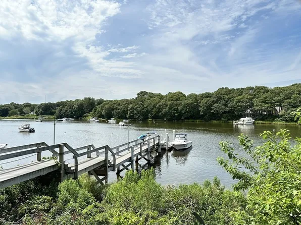 195 Shorewood Dr, East Falmouth, MA 02536