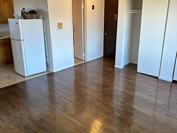 3rd image of 50 Willow Rd W APT 3C