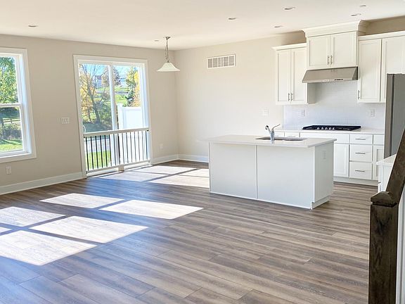 3rd image of 205 Iris Ln #205