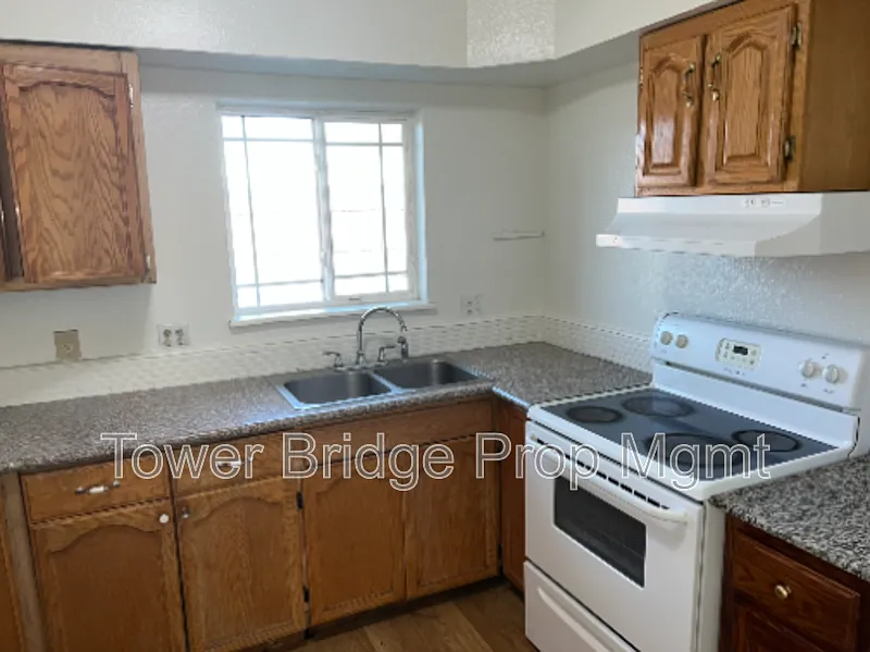 3 bed, 1.0 bath, 900 sqft, $1,695 — Photo 4