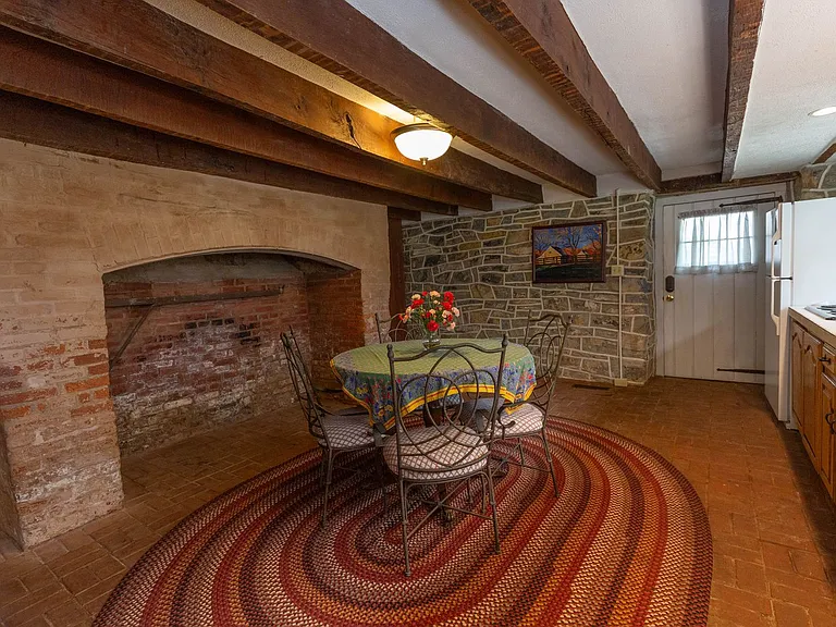 568 Smithfield Ln — Photo 6