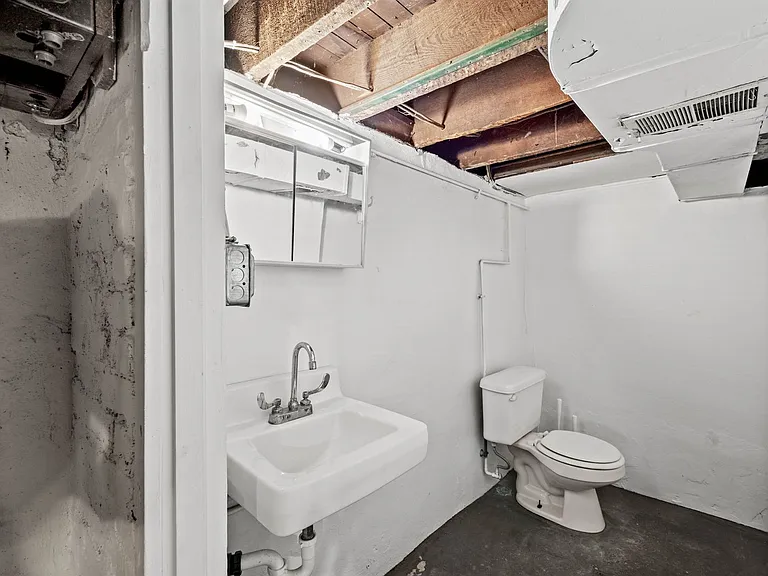 105 Broadway St — Photo 16