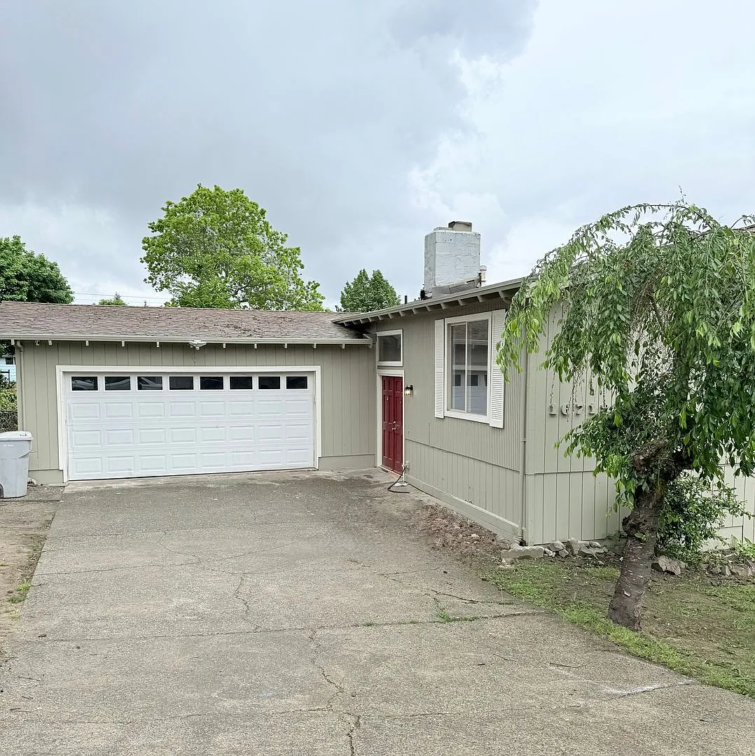 Beautiful Updated 4BR Home with Large Yard & Deck — Photo 1