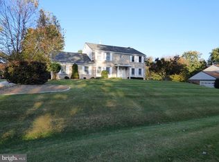 18201 Hollingsworth Dr, Rockville, MD 20855