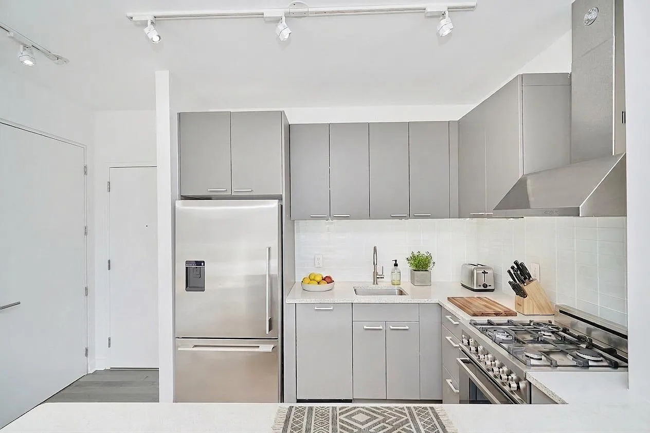 200 East 11th Street — Photo 2