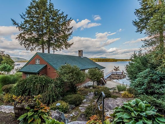 Boathouse, Beach and Views!!