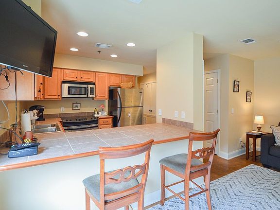 4th image of 601 Russell St #B