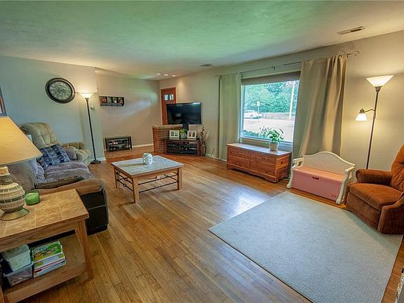 5th image of 1103 Greenbriar Dr