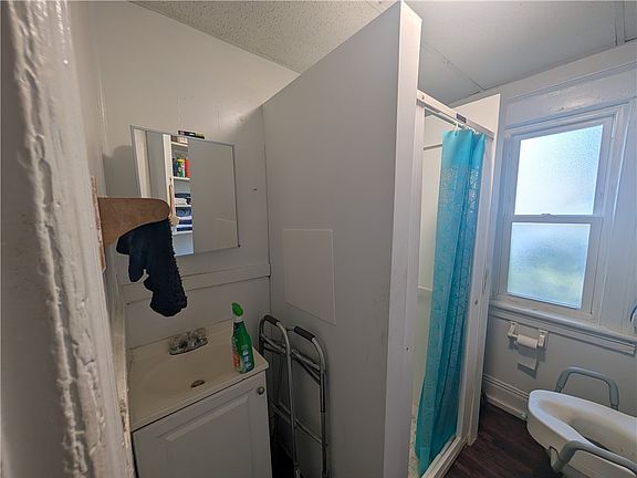 3rd image of 102 Carter St