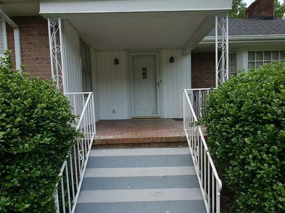 4th image of 24 Woodfern Cir