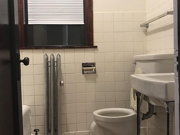 3rd image of 1522 W 83rd St #1