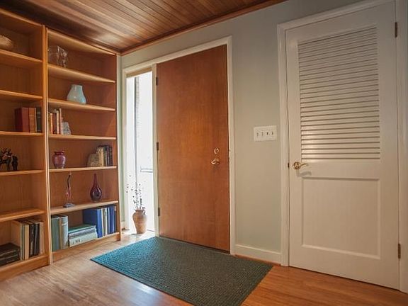 2nd image of 2554 Roseland Dr