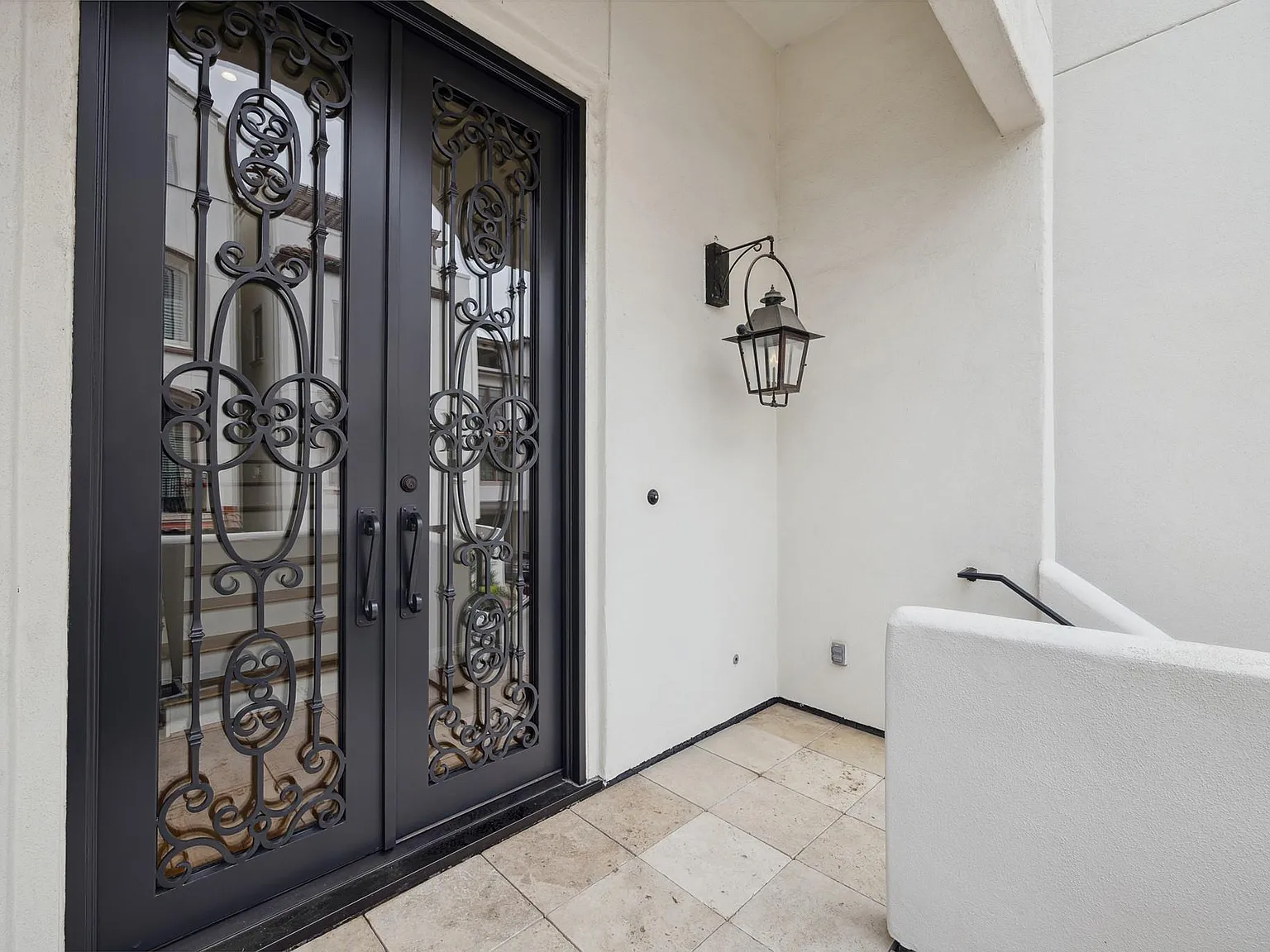 4 bed, 5.0 bath, 4954 sqft, $11,000 — Photo 2