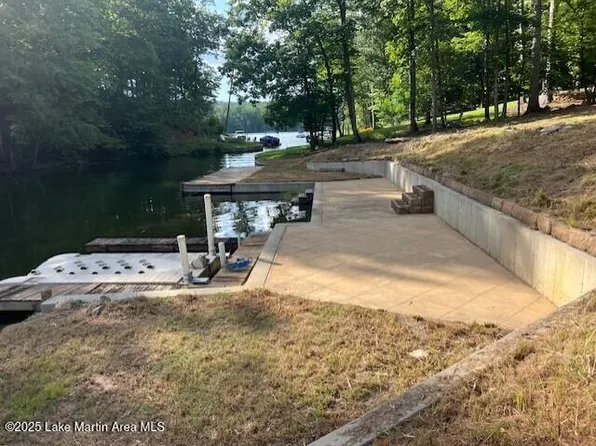 411 Columbine Dr, Jacksons Gap, AL 36861