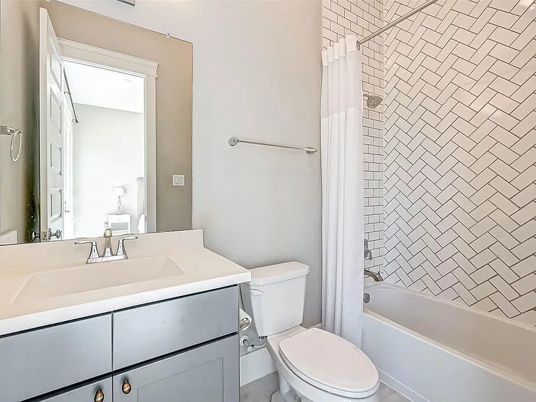 715 Algona Ave — Photo 7