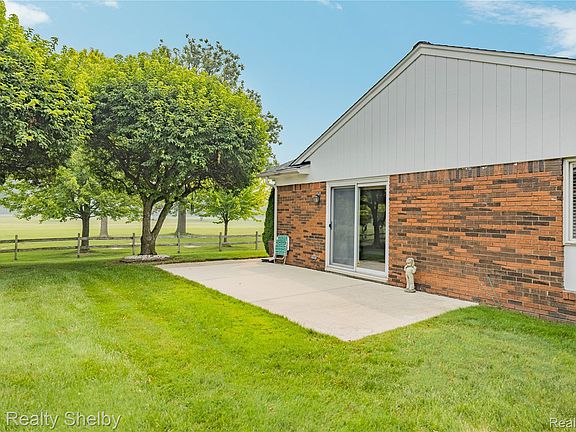 5th image of 762 Country Club Dr
