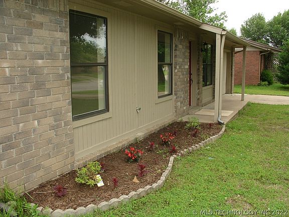 3rd image of 14427 S Oak Ct