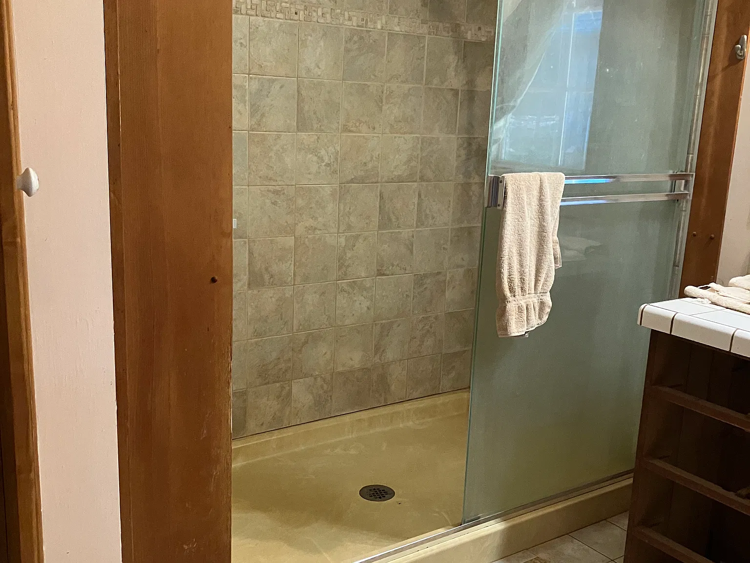 2 bed, 1.5 bath, 2800 sqft, $1,800 — Photo 2