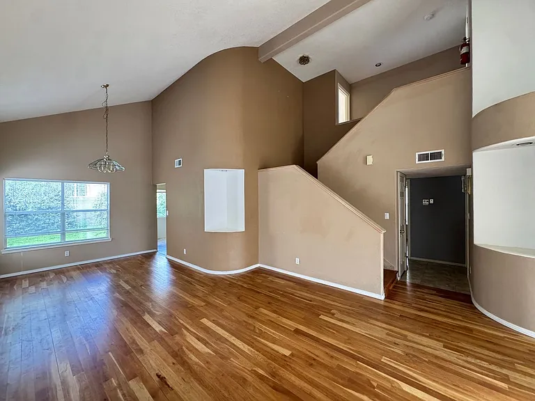 1142 Narcisco St NE — Photo 3