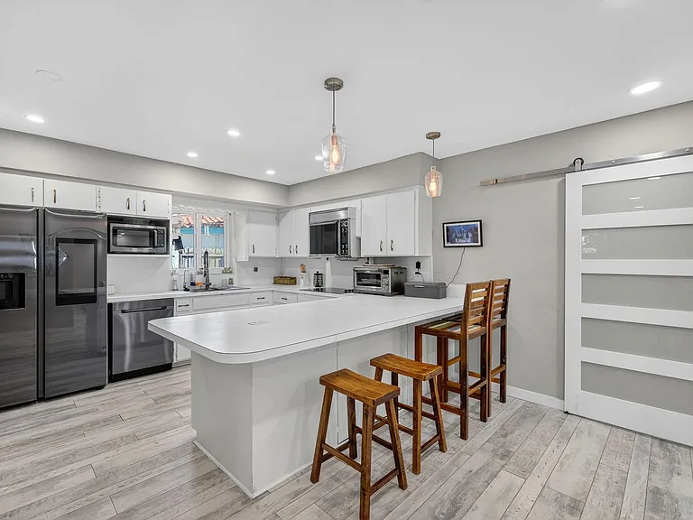 1570 NE 30th Pl — Photo 11