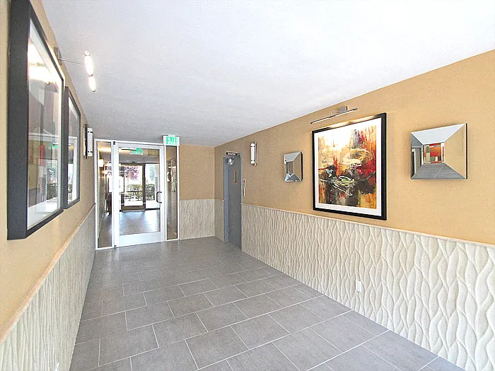 925 Waverley St — Photo 3