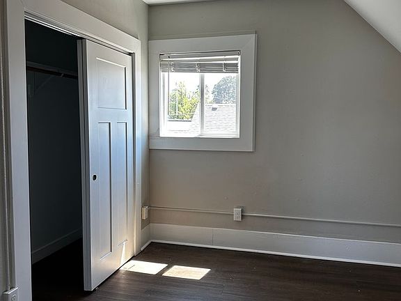 3rd image of 1104 7th Ave SE
