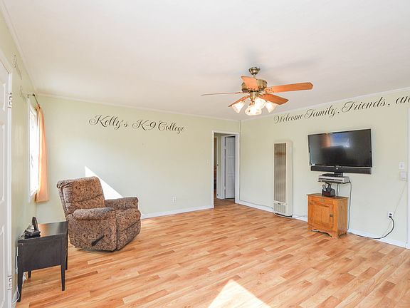 3rd image of 229 W Woodland Oaks Dr