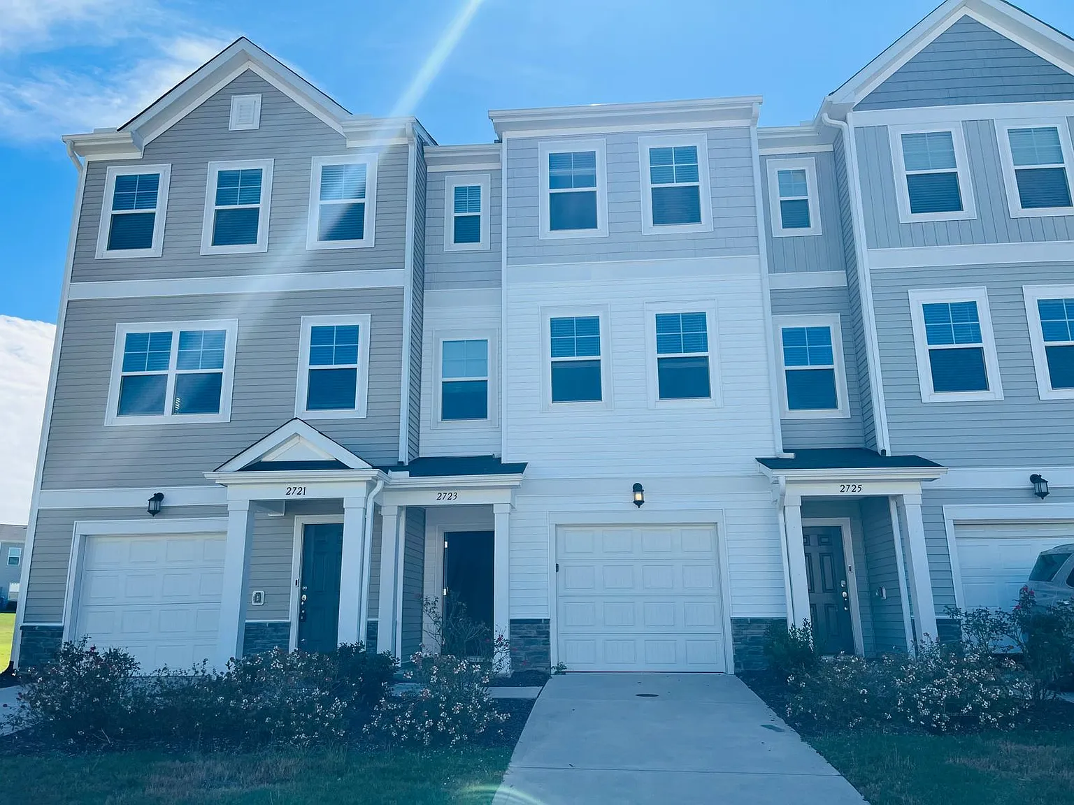 3 bed, 3.5 bath, 1869 sqft, $1,850 — Photo 2