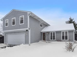950 Pioneer Ct, Roselle, IL 60172