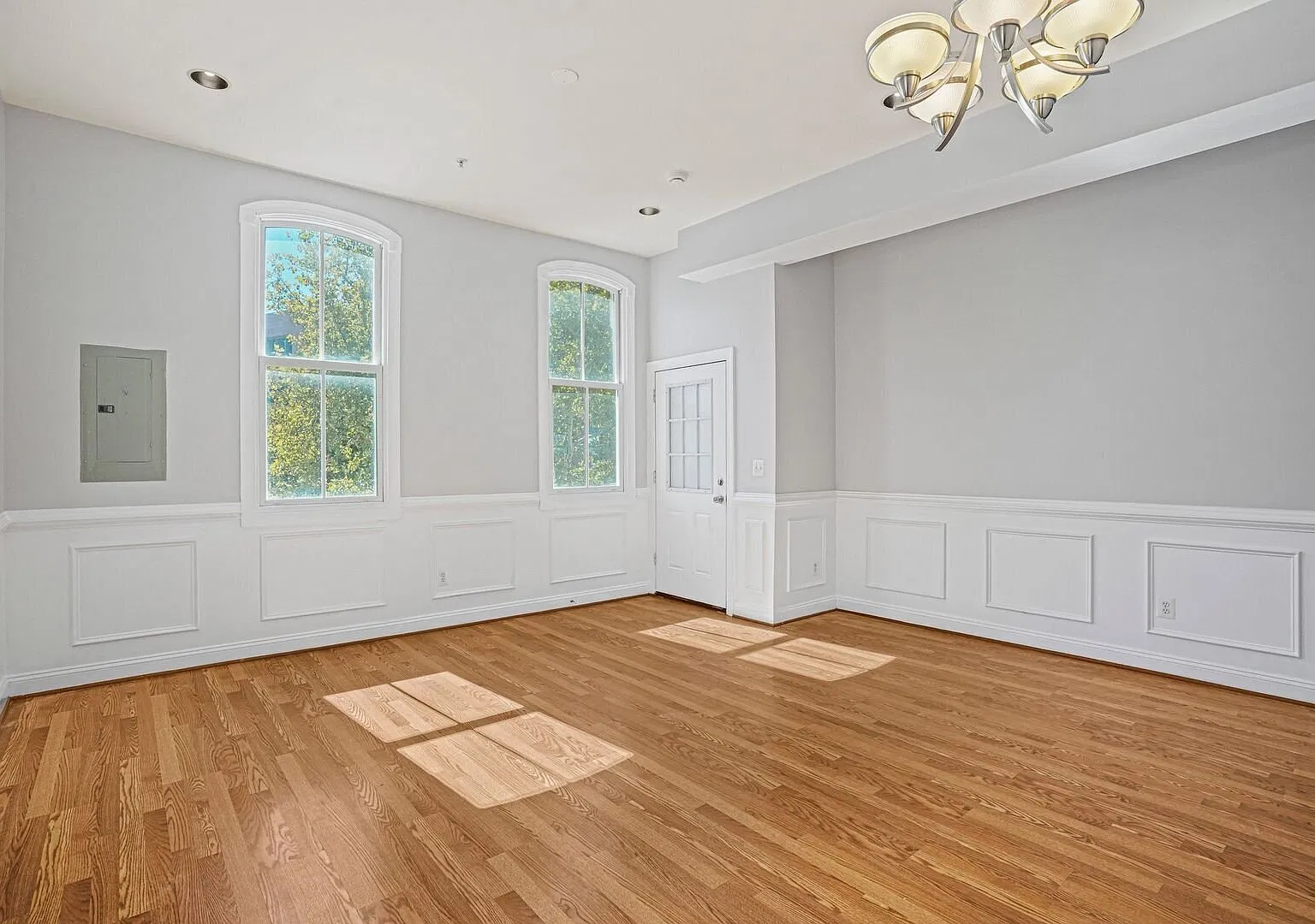 Sun-Drenched 2BR Shaw Condo with Stunning Windows & Modern Kitchen — Photo 4