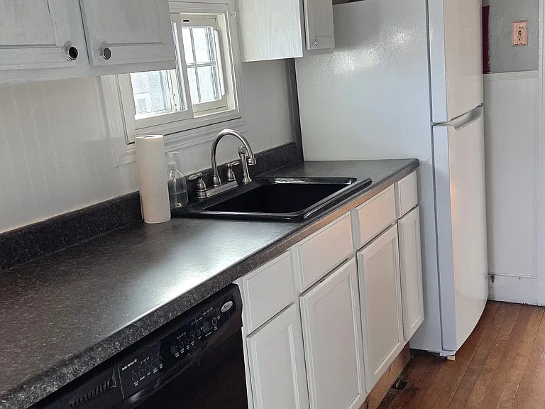 393 Main St — Photo 6