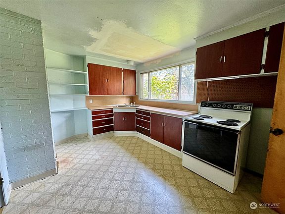 5th image of 42 Beverly Drive SW