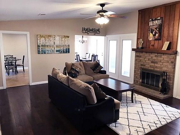 3rd image of 922 Country Club Cir