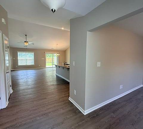 4th image of 93 Robertson Lane