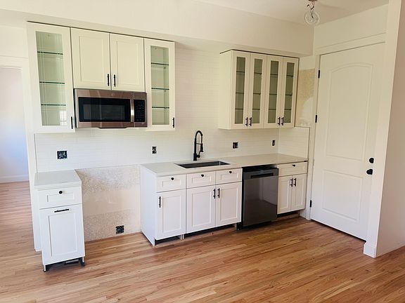 2nd image of 930 N Logan St #202