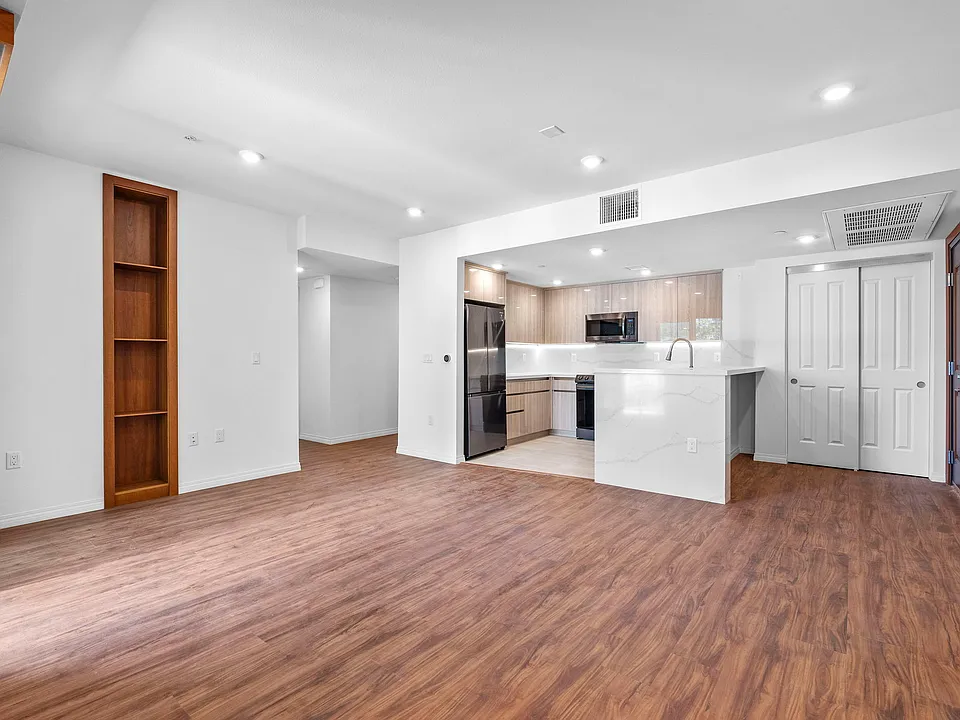 5240 Virginia Ave #320