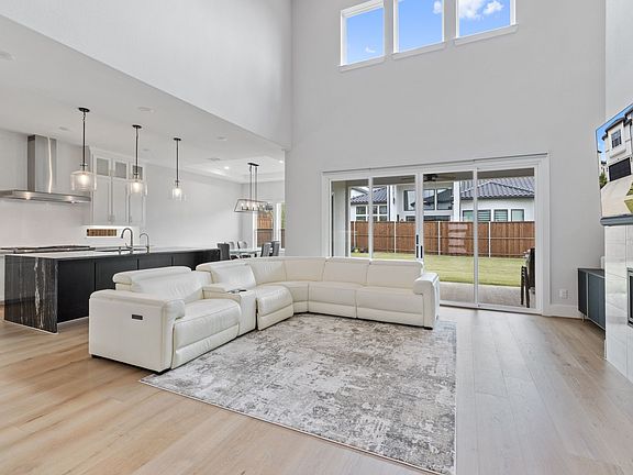 3rd image of 11991 Cloverdale Rd