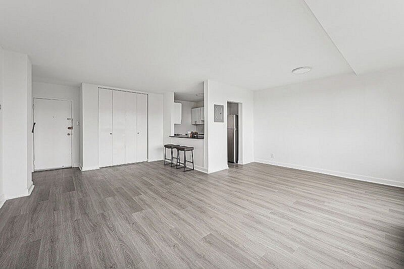 Expansive Living Room Ashlawn at Southern Towers