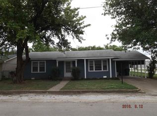 203 E Spring St, Henrietta, TX 76365