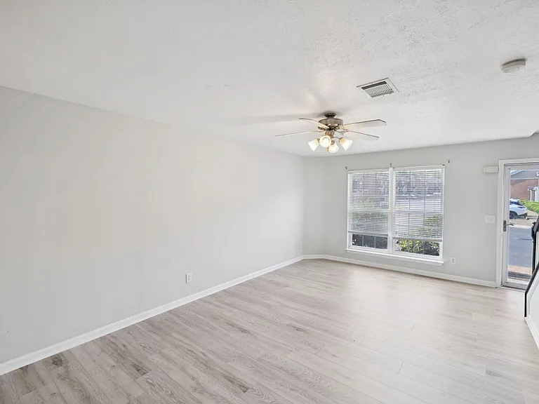 340 Stewarts Landing Cir — Photo 4