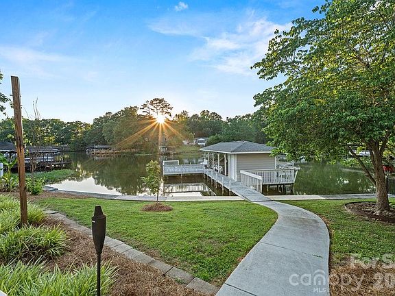3rd image of 47209 Paradise Ln