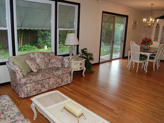5th image of 9009 W 92nd St