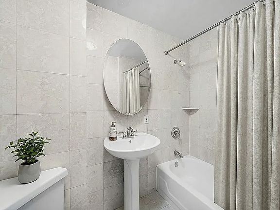 4th image of 240 W 73rd St APT 908
