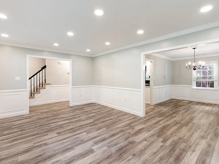 412 Peachtree Ln — Photo 2