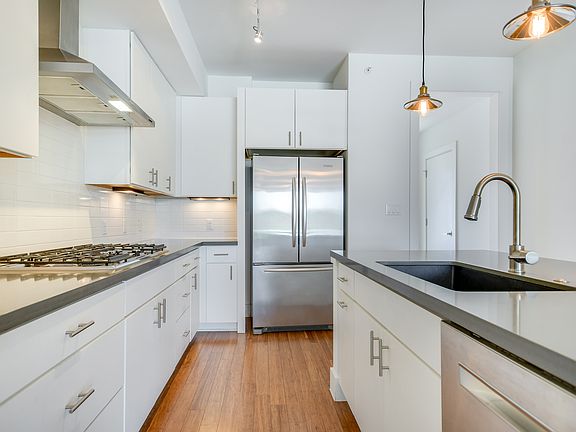 5th image of 2612 W 12th St Unit 302